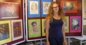 Wystawa rysunku Julii Kuczyskiej w miejskiej bibliotece