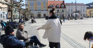 Dostawcy Pomocy rozdawali dzi niadanie bezdomnym