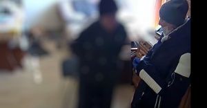 Jako listonoszka okrada seniora, szuka jej policja