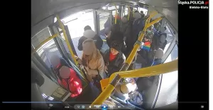 W autobusie zwrcia uwag na brak maseczki. Zostaa uderzona w twarz