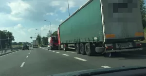 [FOTO] Ciao kierowcy w kabinie zaparkowanej przy DK-1 ciarwki