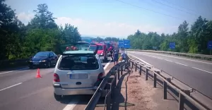 [ZDJCIA] Kolizja ciarwki z osobwk na wiadukcie trasy DK-1