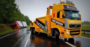 [ZDJCIA] Kierowca nie wyhamowa, ciarwka w rowie na DK-1