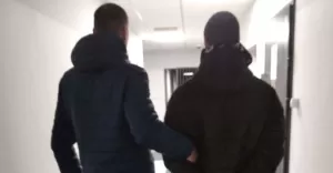 Brutalnie napadli na 18-latka w pustostanie. Chcieli go okra
