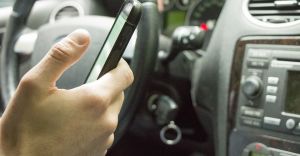 Dzi policjanci wyapuj kierowcw rozmawiajcych przez telefon