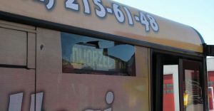 Obrzucili kamieniami autobus!