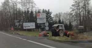 Osobwk wjecha do rowu przy ulicy Wodnej - wideo
