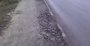 Dziurawe chodniki w Zabrzegu