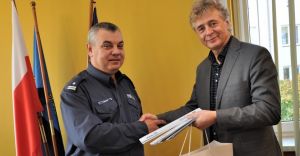 Burmistrz przekaza policji tysic opasek odblaskowych