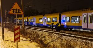 [ZDJCIA] 23-latek uderzy osobwk w bok pocigu i odjecha