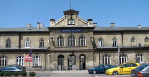 Pocisk modzierzowy na dworcu PKP