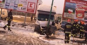 [FOTO, WIDEO] Wyjazd z parkingu zakoczony na latarni