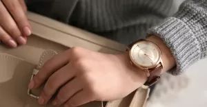 Czy srebrny zegarek pasuje do zotej biuterii?