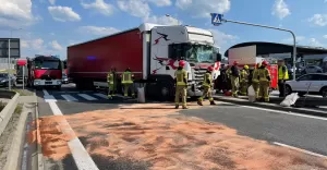 [FOTO] Solidna kraksa na DK-1. Ciarwka staranowaa busa!