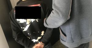 24-latek przykada do szyi n i da wydania kilku tysicy zotych