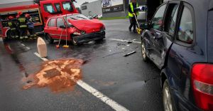 [ZDJCIA] Wypadek skrzyowaniu na DK-1 z Ligock, dwie osoby ranne