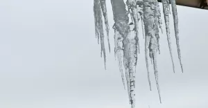 Niebezpieczny nieg i sople. Stra miejska prowadzi kontrole