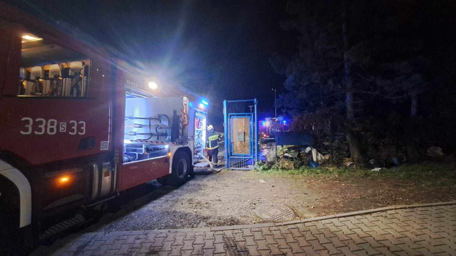 Pożar altany w Zabrzegu. Interweniowały trzy zastępy straży pożarnej