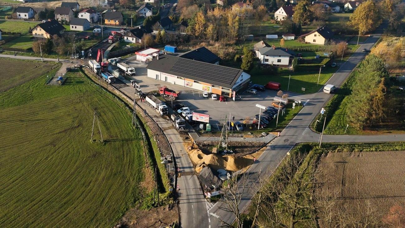 Prace drogowe w Zabrzegu. Utrudnienia dla kierowców i pasażerów PKM