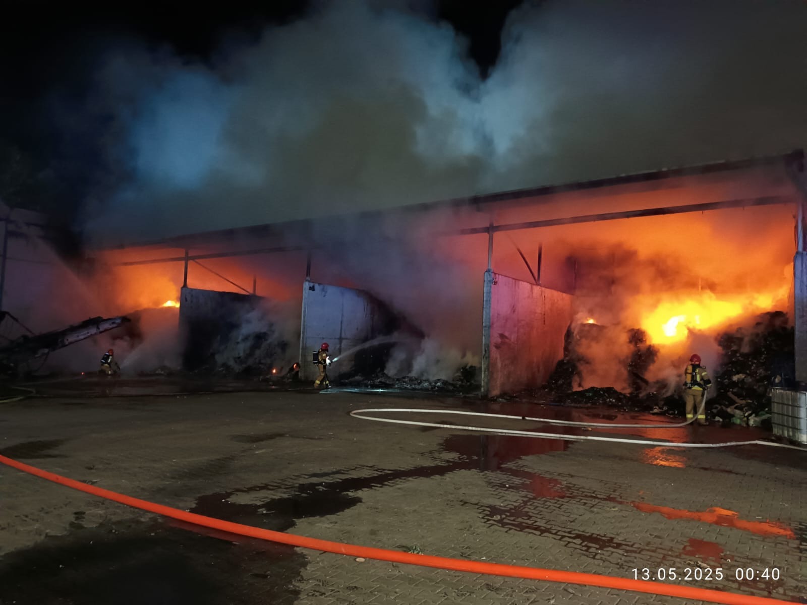 [FOTO] Pożar w sortowni odpadów. Interweniowały 22 zastępy straży pożarnej