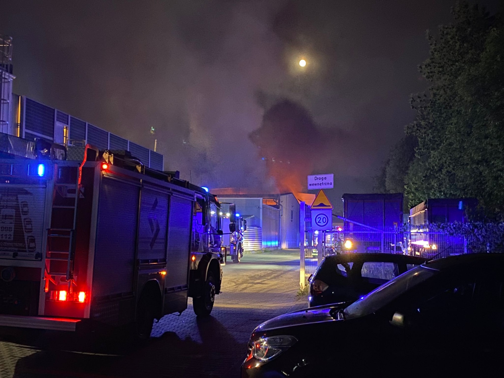 [FOTO] Pożar w sortowni odpadów przy ul. Komorowickiej. Interweniują liczne zastępy straży pożarnej