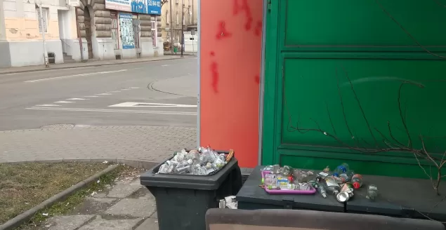 Śmieci zalegające przy placu autobusowym - 03.2023