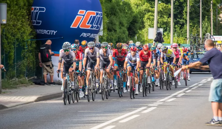 80 Tour de Pologne w Bielsku-Białej - przed metą - 02.08.2023 r.