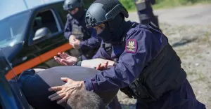 Pobudzony 24-latek awanturował się z dróżniczką. Groził, że ją zabije