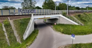 Przejazd pod wiaduktem przy ul. Wierzbowej w Cechowicach-Dziedzicach
