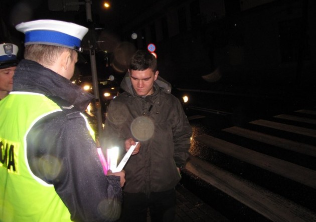 policjanci rozdawali odblaski