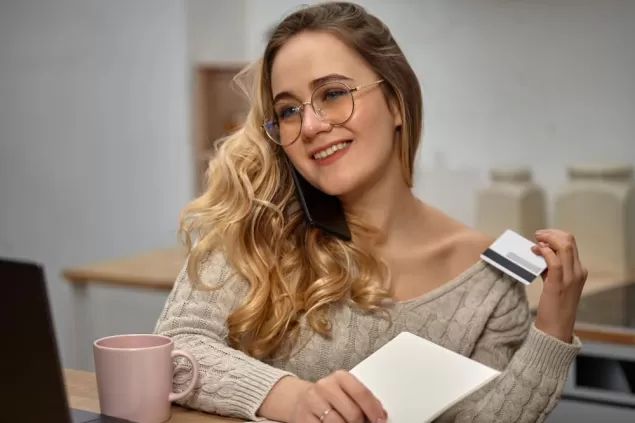 kobieta podczas zakupow online