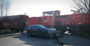 [FOTO] Zderzenie samochodu z pociągiem na przejeździe kolejowym