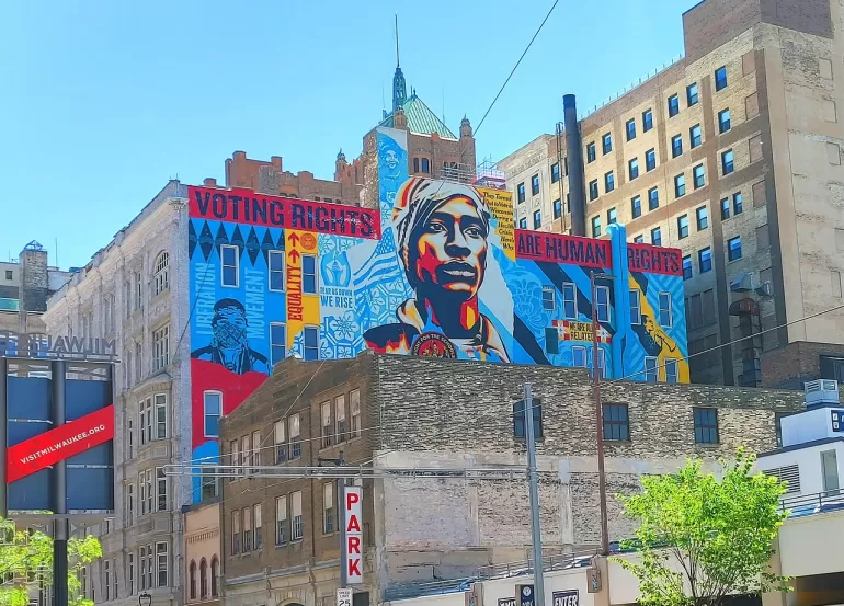 Druk w polskiej sztuce ulicznej: czy plakat i mural idą w parze?