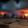 [FOTO] Pożar w sortowni odpadów. Interweniowały 22 zastępy straży pożarnej