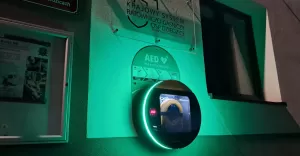 OSP Dziedzice z nowym defibrylatorem AED. Urządzenie jest ogólnodostępne