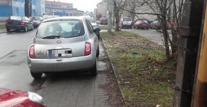 Ulica Kochanowskiego, parking, samochody, chodnik