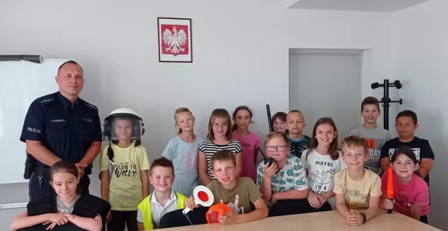 Dzielnicowi podpowiadali dzieciom, jak bezpiecznie spędzić wakacje