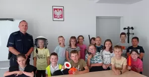 Dzielnicowi podpowiadali dzieciom, jak bezpiecznie spędzić wakacje