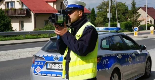 Policjanci na wykonujący czynności służbowe na drodze