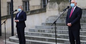 Briefing prasowy przed wejściem do gmachu Śląskiego Urzędu Wojewódzkiego - 11.05.2020