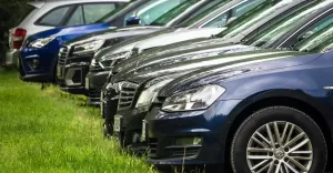 auta na parkingu