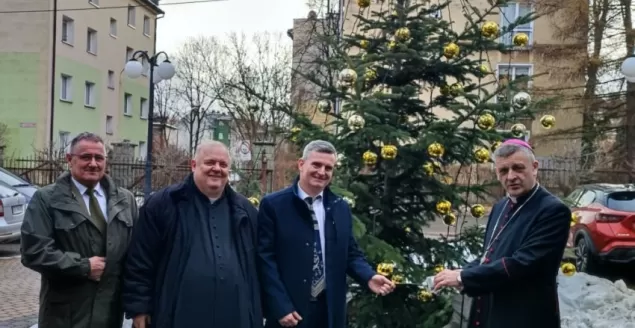 Choinka przed bielską kurią. To dar od parafian z Radziechów