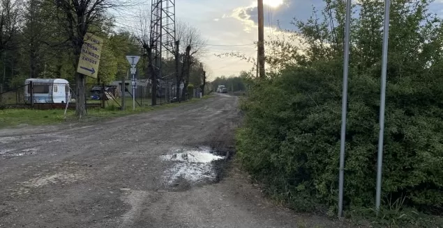 Tuż obok stacji PKP Zabrzeg Czarnolesie wjeżdżamy w drogę, która jest tylko wąskim klepiskiem