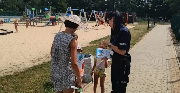 Mundurowi rozmawiali o bezpieczeństwie z wypoczywającymi nad wodą