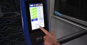 [WIDEO] W autobusach PKM za bilet można już zapłacić kartą