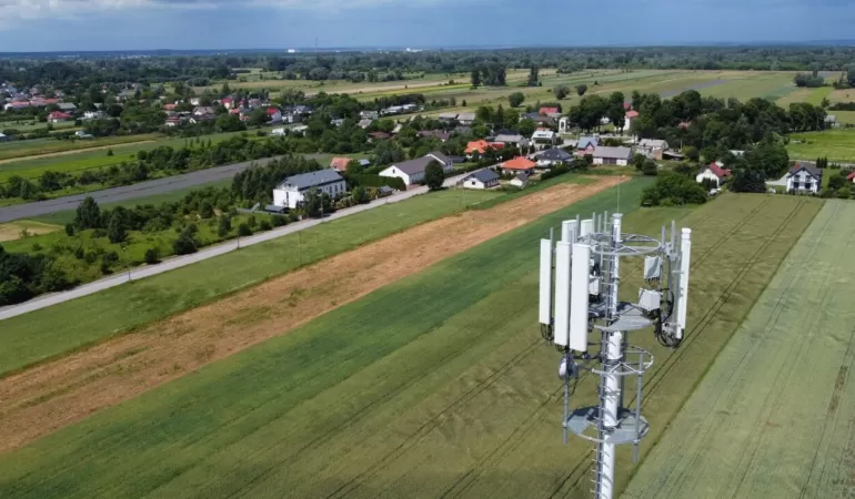 maszt telefonii komórkowej play, stacja bazowa