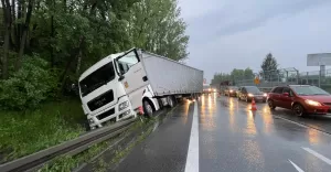 Samochód ciężarowy wjechał do rowu na DK-1 w Czechowicach-Dziedzicach - 16.05.2023