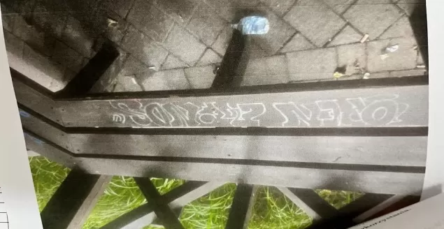 Pisali markerem po ławce w Dolinie Jaskrów