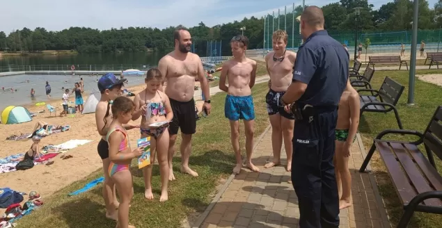 Mundurowi rozmawiali o bezpieczeństwie z wypoczywającymi nad wodą