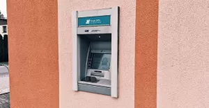 W Bronowie został zainstalowany bankomat. Znajduje się w centrum miejscowości
